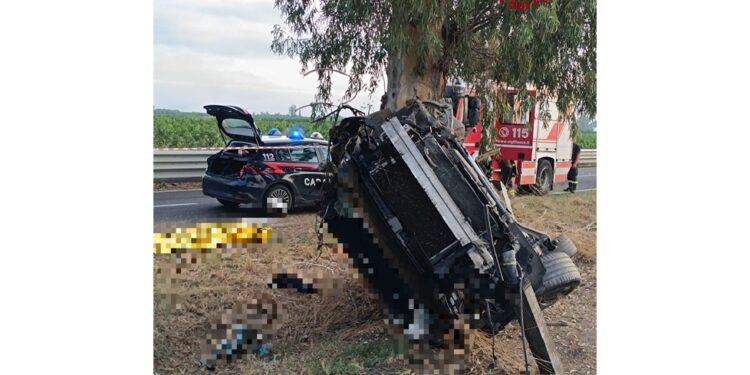 Erano su un'auto uscita di strada per cause ancora da accertare