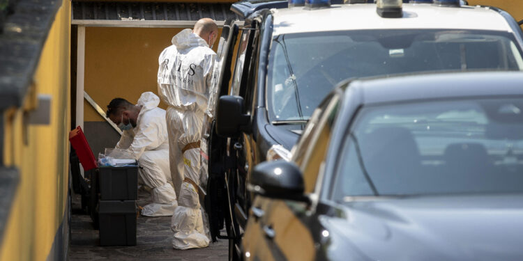 Poi lo avrebbe nascosto in una buca nel giardino di casa