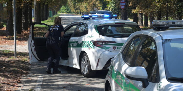 Nel Pavese intervengono la Polizia locale e i vigili del fuoco