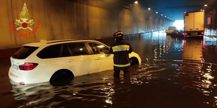 Le piogge battenti hanno allagato gallerie e sottopassi