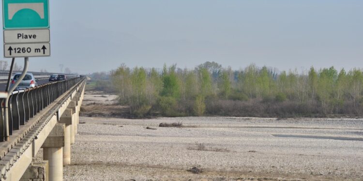 Si setaccia la zona del fiume Piave intorno a Vidor