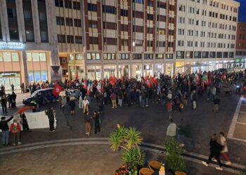 Corteo pacifico di 500 persone è sfilato per strade del centro