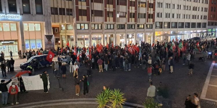 Corteo pacifico di 500 persone è sfilato per strade del centro