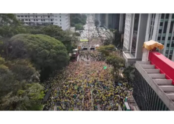 Anche l'ex presidente tra i manifestanti sull'Avenida Paulista