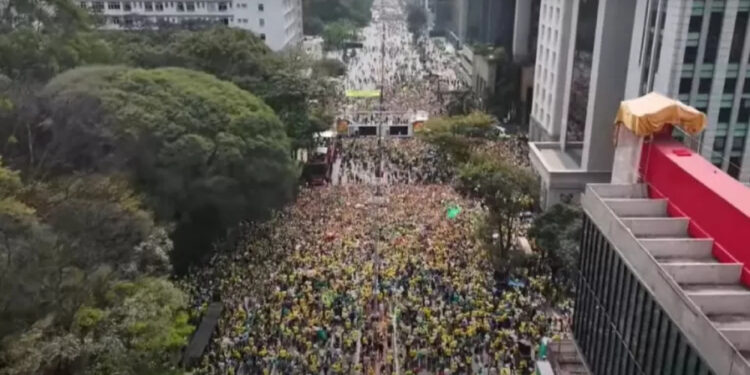 Anche l'ex presidente tra i manifestanti sull'Avenida Paulista