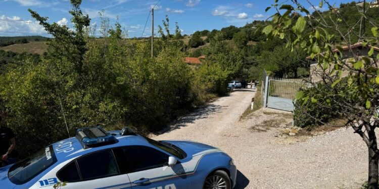 Fucile trovato dalla polizia accanto al corpo dell'uomo