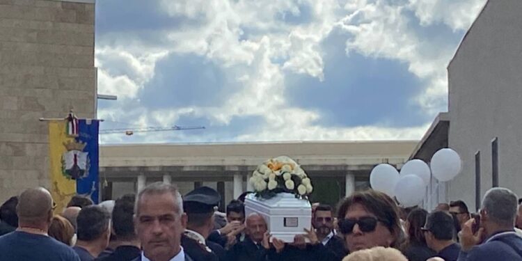 A Olbia funerali del bambino morto travolto da porta di calcio