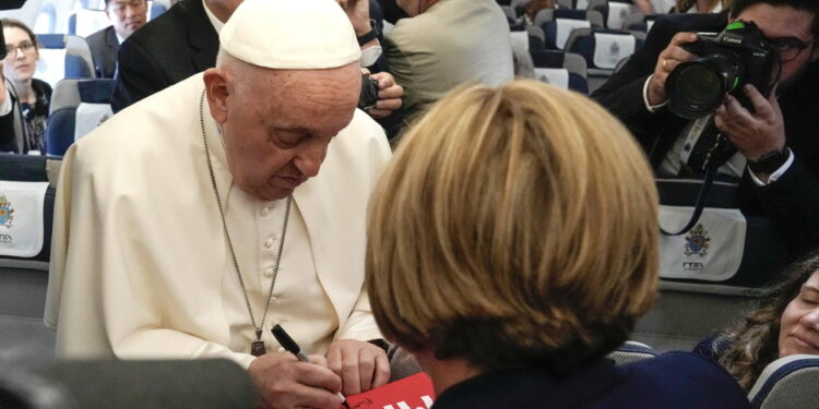 Cerimonia di accoglienza all'aeroporto di Giacarta