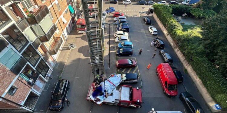 Calato con la barella da una finestra e portato in ospedale