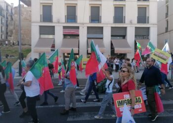 Tensioni quando il corteo ha incrociato una contromanifestazione