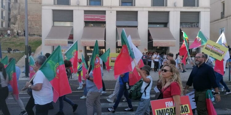 Tensioni quando il corteo ha incrociato una contromanifestazione