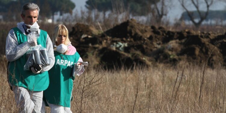 Tecnico Arpac: "a cinque metri amianto e fanghi di depurazione"