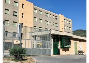 Gruppo carcerati con bastoni tenta di irrompere in una sezione