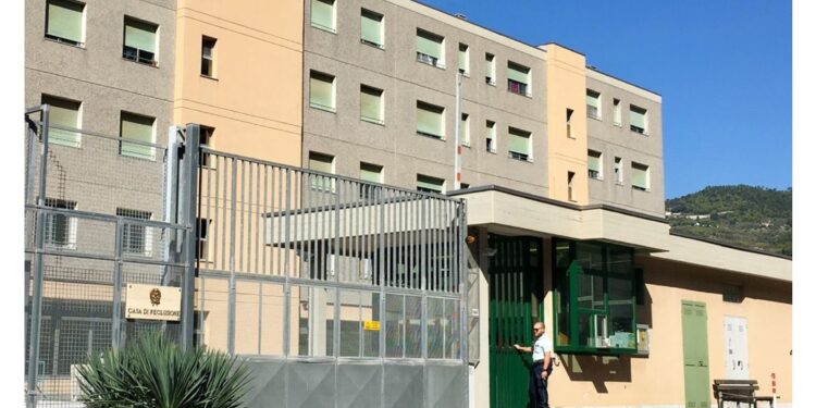 Gruppo carcerati con bastoni tenta di irrompere in una sezione