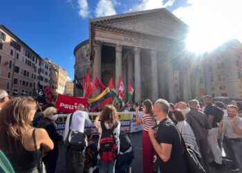 A sit-in Roma una bandiera Hezbollah e silenzio per Nasrallah