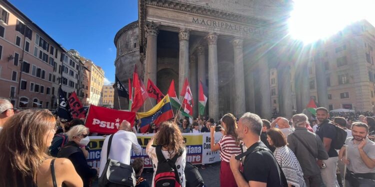 A sit-in Roma una bandiera Hezbollah e silenzio per Nasrallah