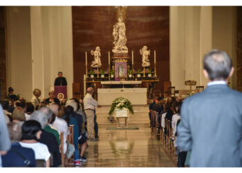 Un uomo in chiesa