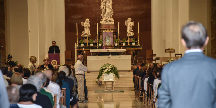 Un uomo in chiesa