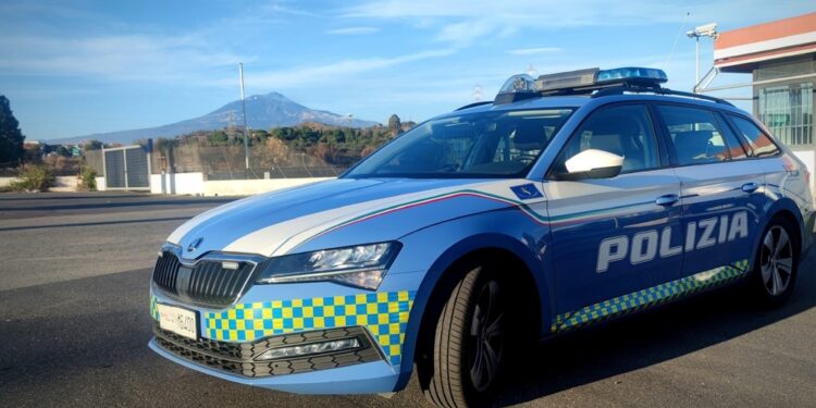 Ha anche tentato di colpire poliziotti con un uncino artigianale