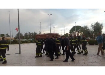 Nel pomeriggio i funerali in cattedrale. Bandiere a mezz'asta