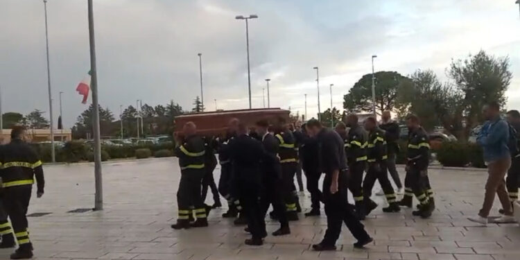 Nel pomeriggio i funerali in cattedrale. Bandiere a mezz'asta