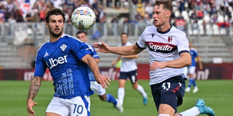 Patrick Cutrone in azione durante Como-Bologna (foto Roberto Colombo)