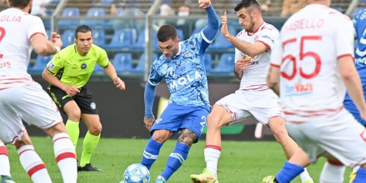 L'arbitro Piccinini lo scorso anno nel match Como-SudTirol (foto Colombo)