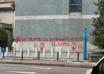 Como, attacco vandalico nella sede del Pirellino. Scritte con vernice rossa sulle mura dell'edificio