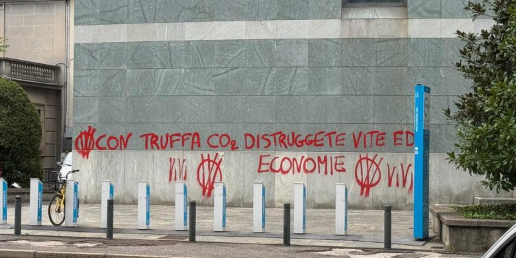 Como, attacco vandalico nella sede del Pirellino. Scritte con vernice rossa sulle mura dell'edificio