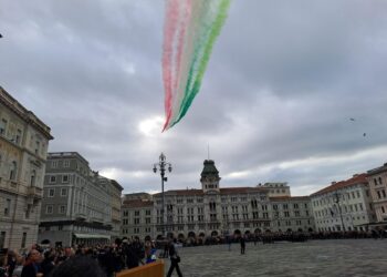 Cerimonia in piazza Unità con Frecce Tricolori