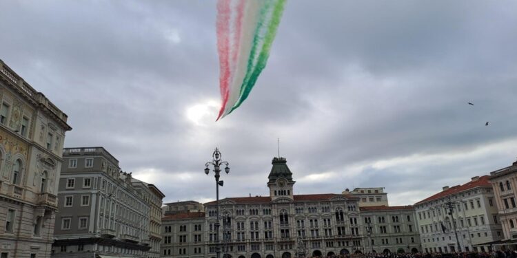 Cerimonia in piazza Unità con Frecce Tricolori