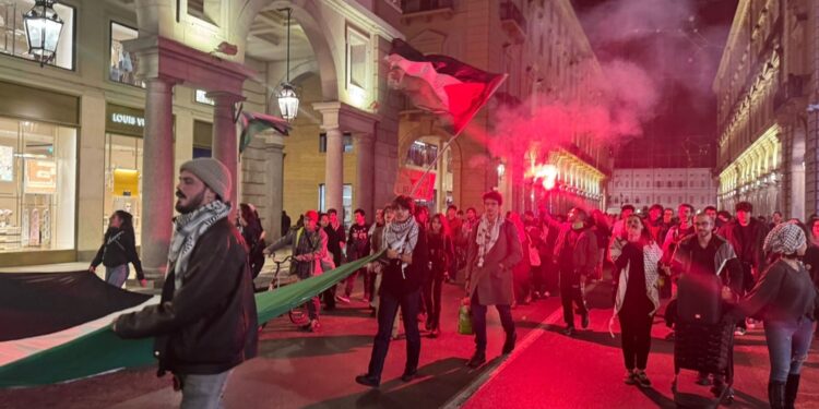 Manifestazione dopo i bombardamenti a Gaza