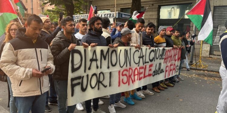 Protesta lungo le vie del centro contro partita Italia-Israele