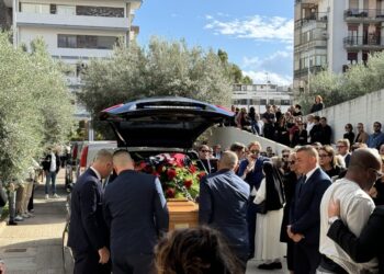 Chiesa gremita a Cagliari