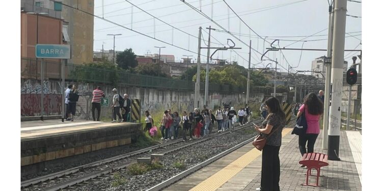 Lungo la linea Napoli-Sarno. Ennesima giornata di disagi