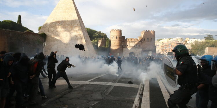 Idranti e blindati per disperdere i violenti