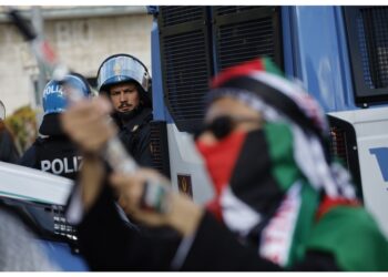 Polizia sbarra passo a corteo