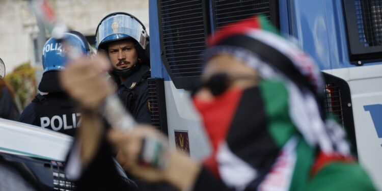 Polizia sbarra passo a corteo