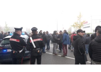 Chiusa la strada a Borgo Panigale davanti allo stabilimento