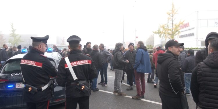 Chiusa la strada a Borgo Panigale davanti allo stabilimento