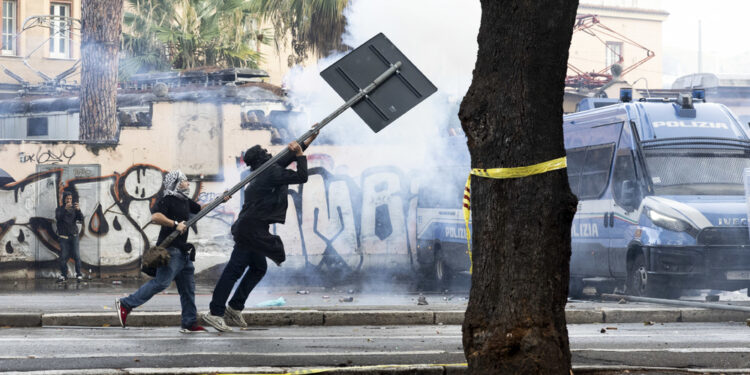 'Confusi tra manifestanti per attaccare polizia