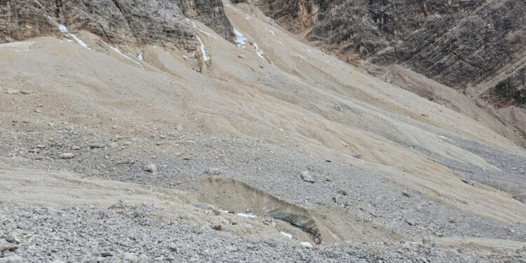 Placche glacionevato riemergono da ghiaione che le aveva sepolte