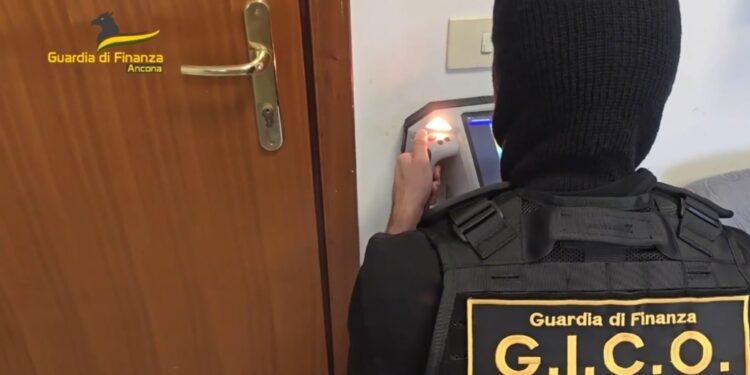 Sequestrata dalla Gdf banca abusiva cinese per il riciclaggio