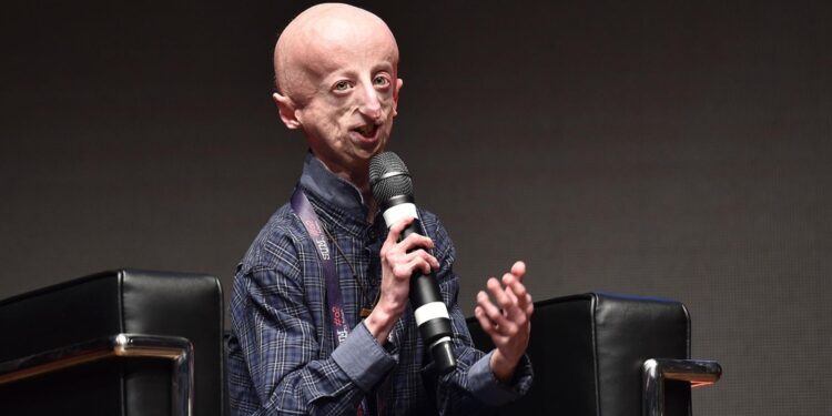 In migliaia presenti ad esequie biologo simbolo lotta a progeria