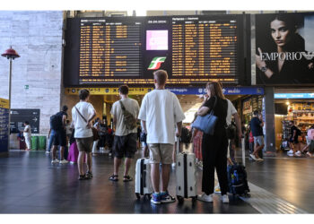 Treni cancellati e ritardi a causa di uno stop degli impianti