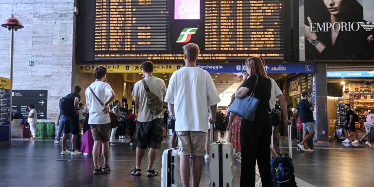 Treni cancellati e ritardi a causa di uno stop degli impianti