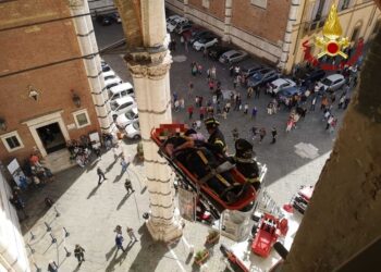 Vigili del fuoco lo calano con ausilio barella e autoscala