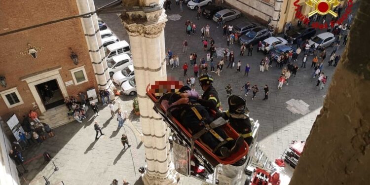 Vigili del fuoco lo calano con ausilio barella e autoscala