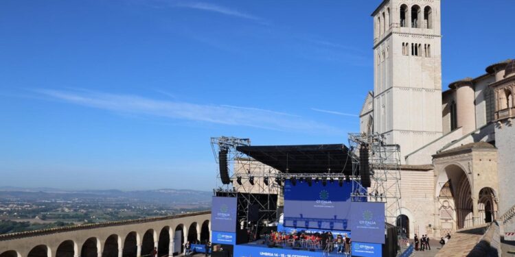 Cerimonia in piazza San Francesco. Via a tre giorni di confronto