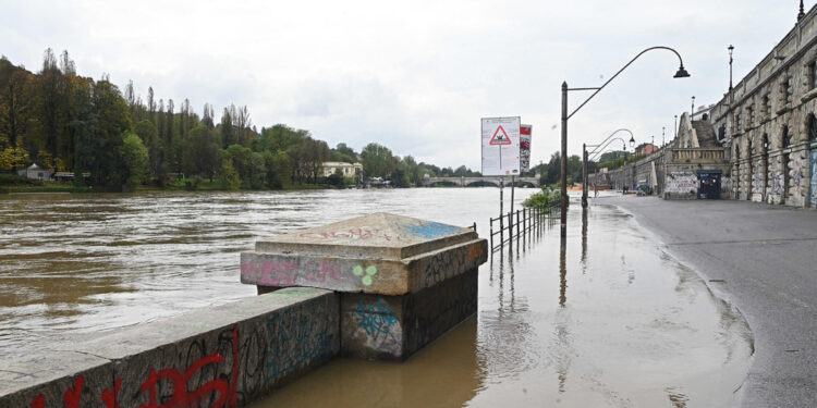 Resta sospesa la navigazione sul fiume Po